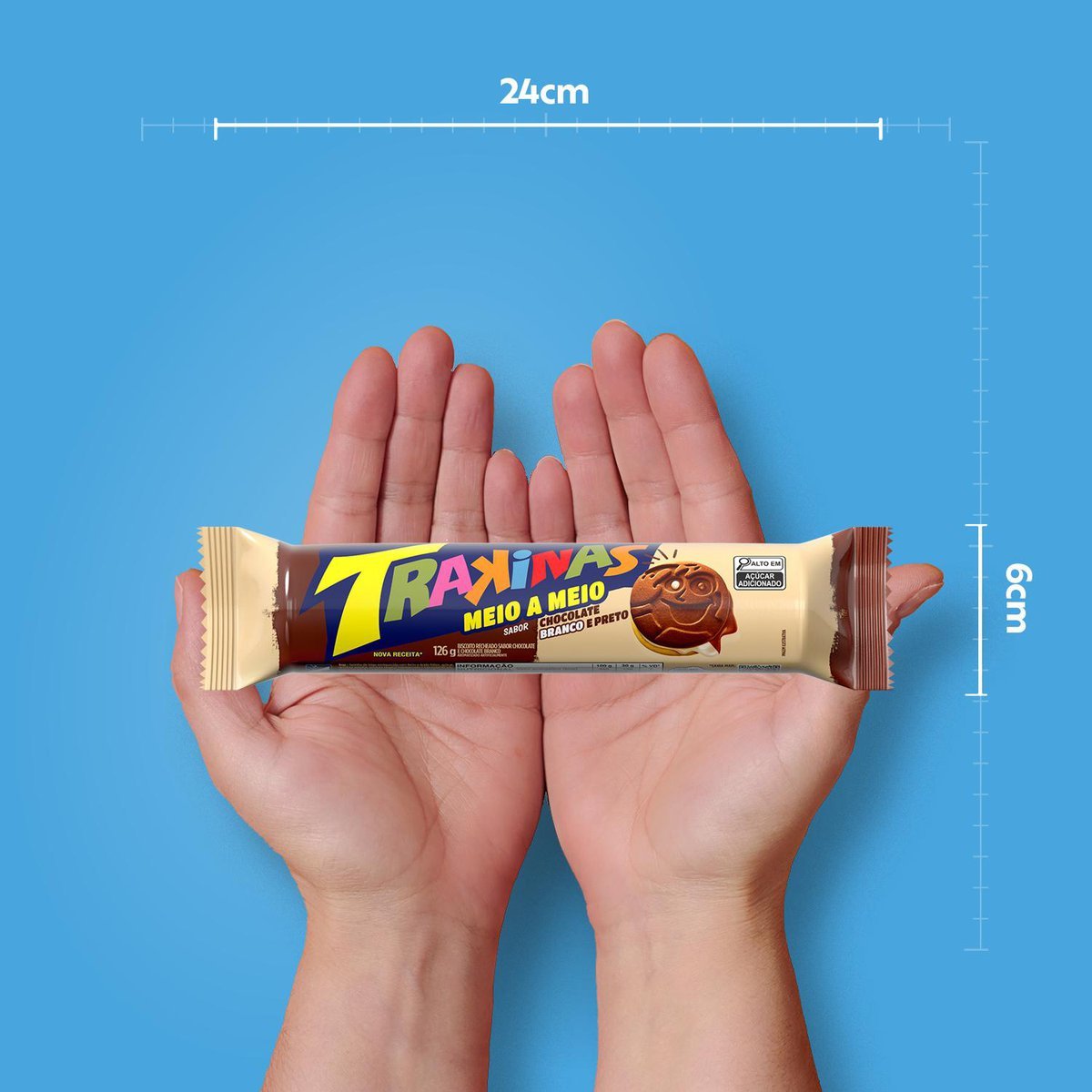 Biscoito Recheado Trakinas Meio a Meio chocolate ao leite e branco de 126g